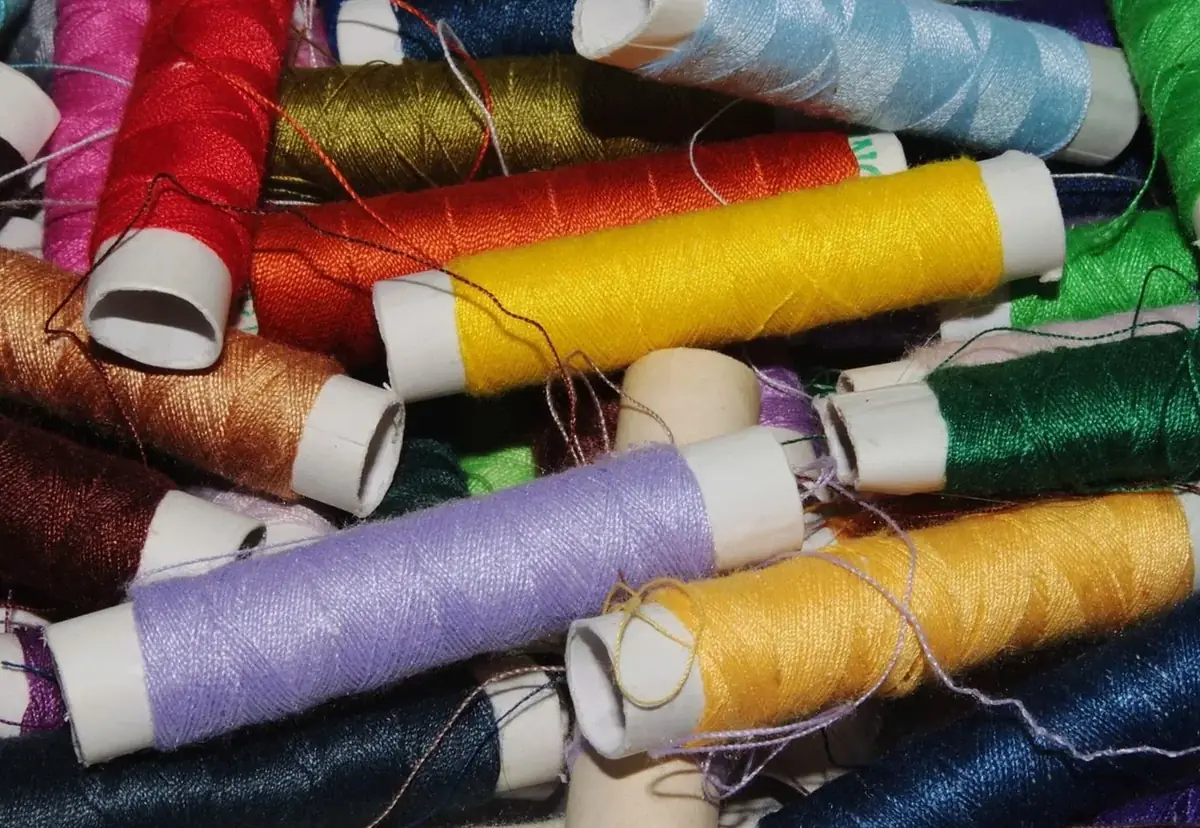 色とりどりの刺繍糸の束