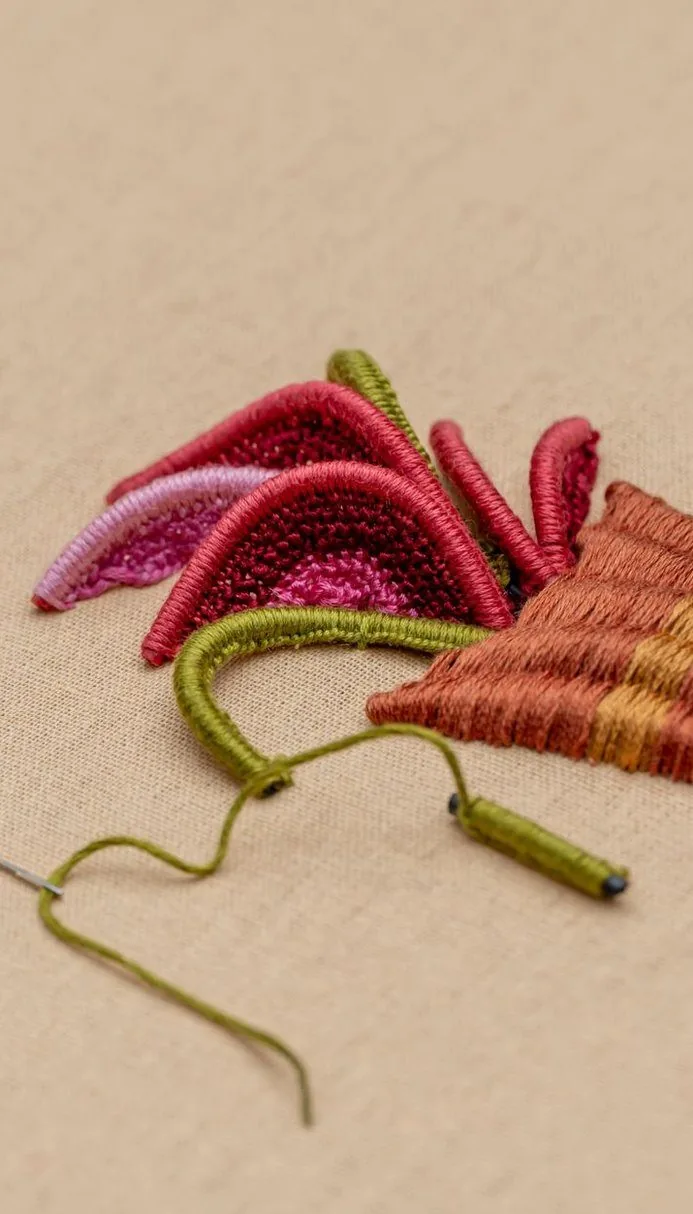 ピンクの糸で刺した刺繍の花びら